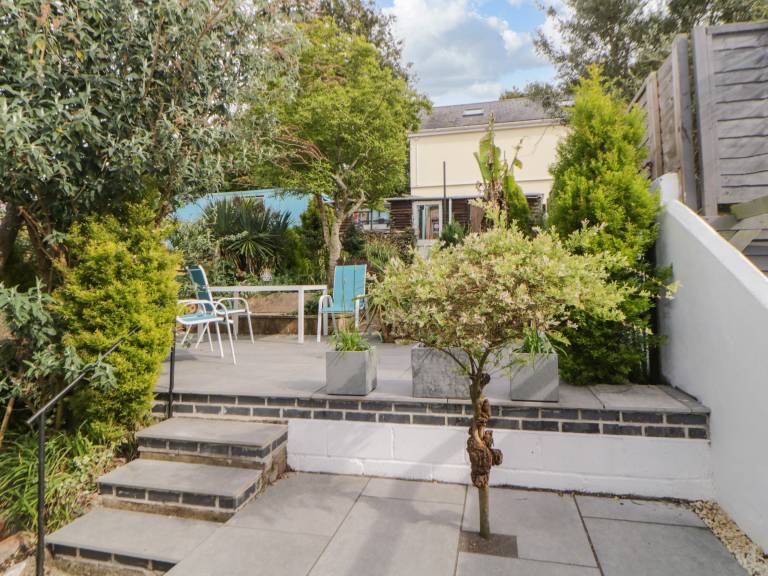 Family-friendly charming cottage with yard | Beach view | Pet-friendly — photo 2