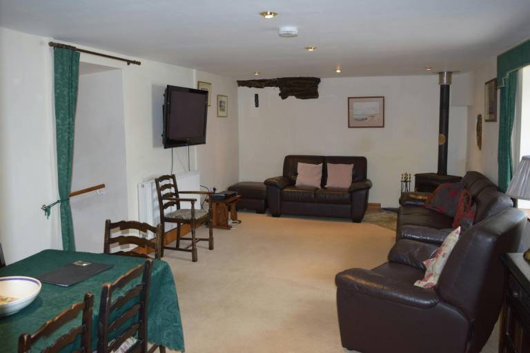 Children-friendly cottage with patio, yard & hot tub | Dogs allowed — photo 2