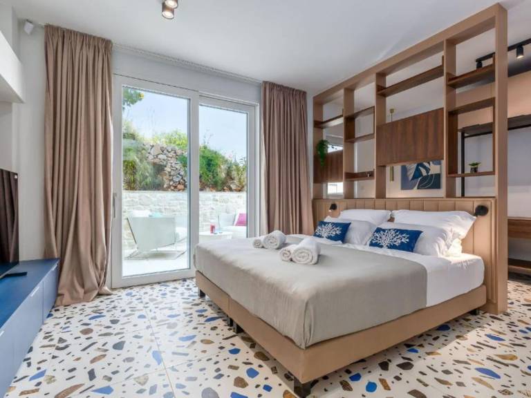 Villa with pool, terrace & garden | Pet-friendly — photo 2