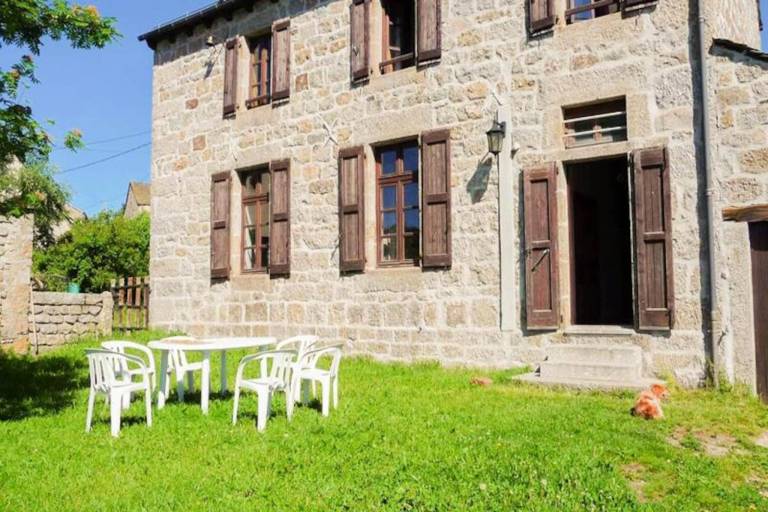 Holiday apartment with pool, garden & BBQ | Garden view in Mende