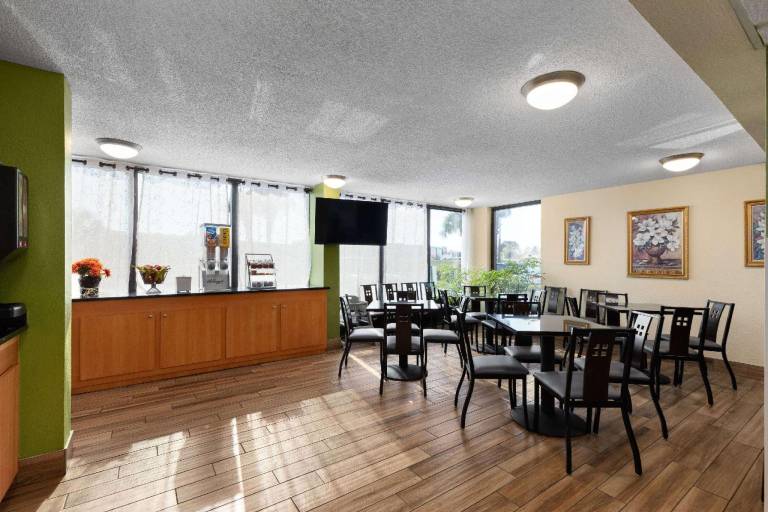 Super 8 By Wyndham Myrtle Beach - Market Common Area — photo 3