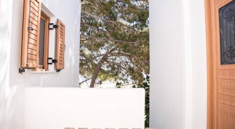 Cozy Budget Apartments in the Heart of Fira — photo 5