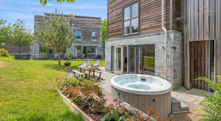 Vacation home with jacuzzi & pool | Beach nearby | Pet-friendly in Looe