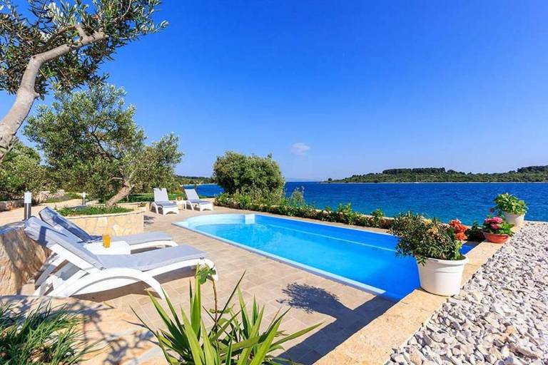 Villa with grill, terrace & private pool — photo 3