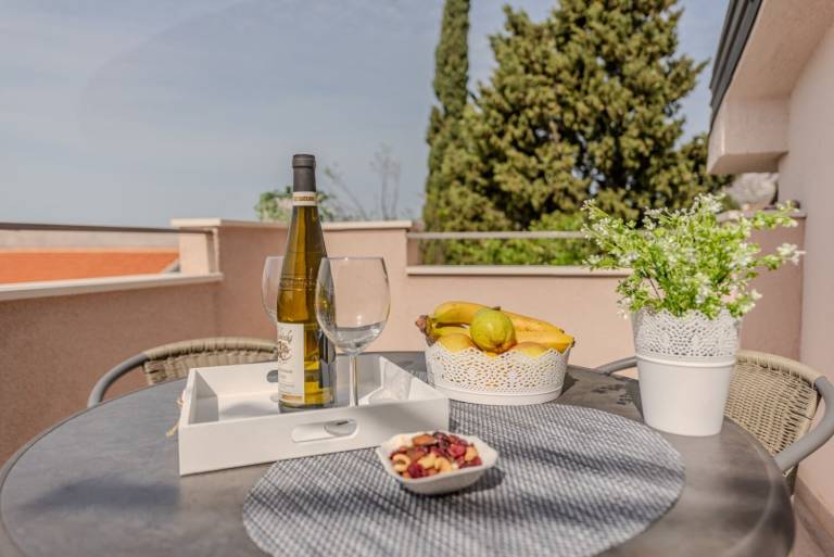 Apartment with patio, barbeque & garden | Garden view in Senj