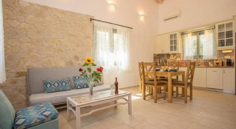 Villa with private pool, yard & jacuzzi — photo 4