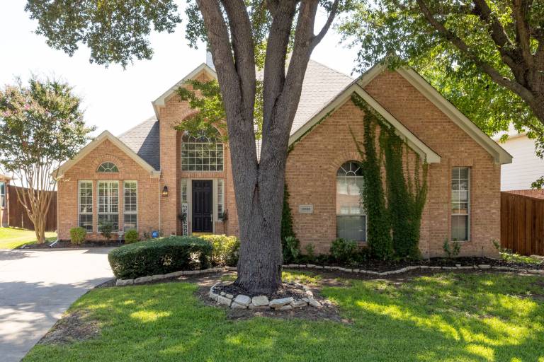 House with yard & pool in Frisco, TX