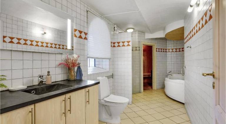 Apartment with jacuzzi — photo 2