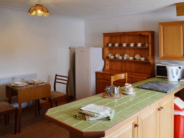 Cottage with garden — photo 4