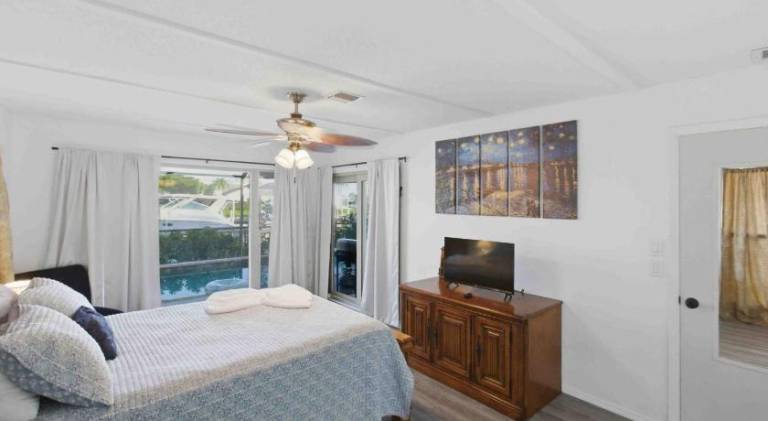 Vacation home with pool — photo 2