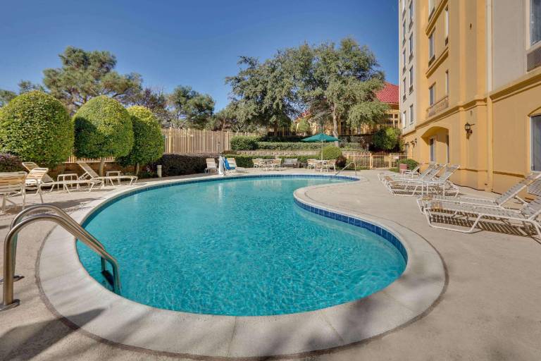 La Quinta Inn & Suites by Wyndham Dallas North Central — photo 4