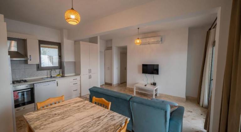 Serviced apartment with terrace & pool — photo 4