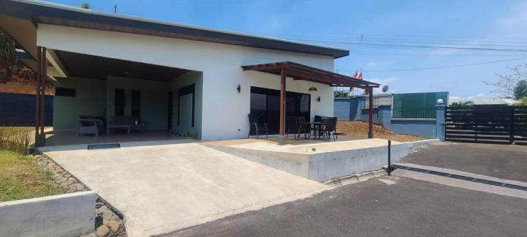 Family-friendly house with yard & grill | Dogs allowed in Alajuela
