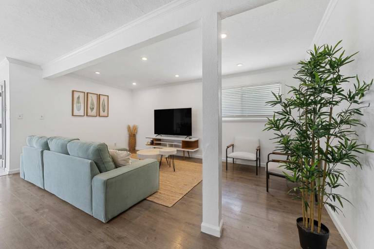Newly Renovated 6Br 3Bt Port Arthur Home w HotTub — photo 4