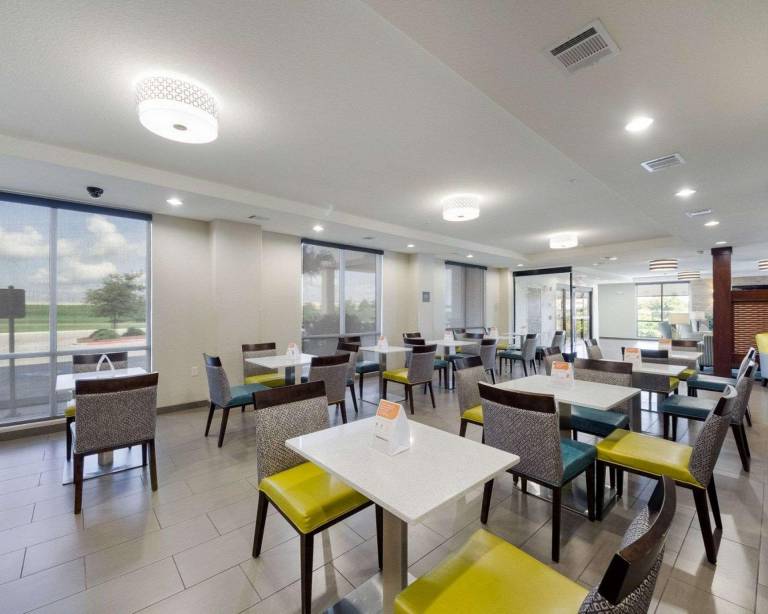 Comfort Inn & Suites Victoria North — photo 5