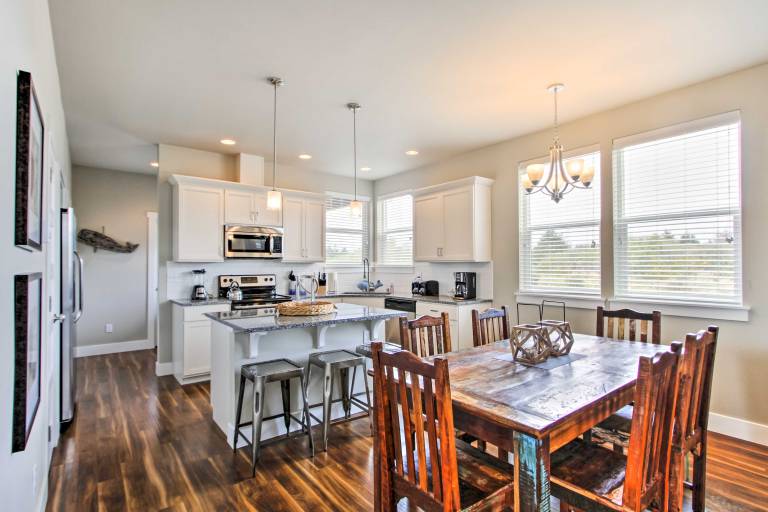 Walk to Beach: Ocean Shores House w/ Fireplace — photo 4