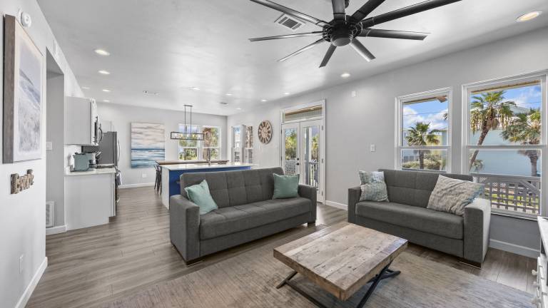Vacation home with private pool & barbecue | Beach view — photo 5