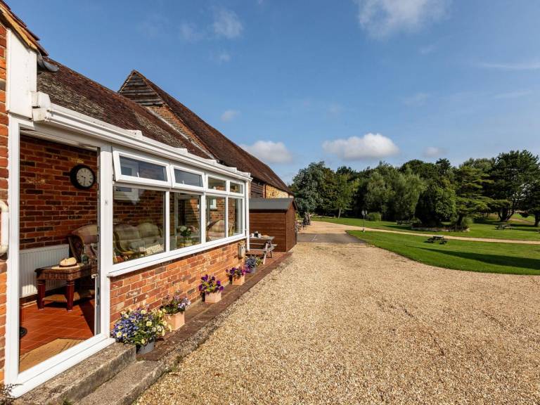 Fully equipped cottage with yard & barbeque | Pets are welcome — photo 2