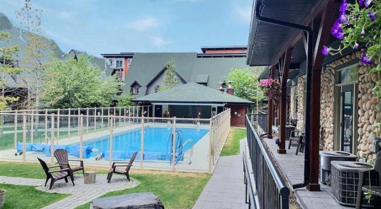 Marvellous Poolside Chalet - Pool & Hot Tub - Pets in Canmore, AB