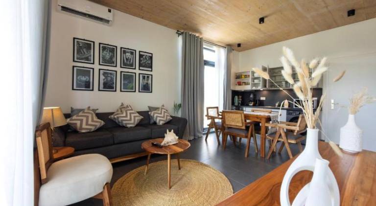 Serviced apartment with patio, pool & yard — photo 5
