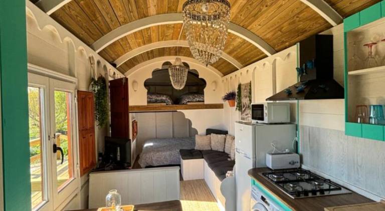 Fully equipped house with patio, garden & pool | Pets allowed — photo 3