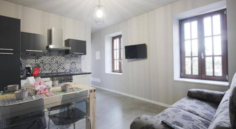 Apartment with grill, patio & yard in Salò