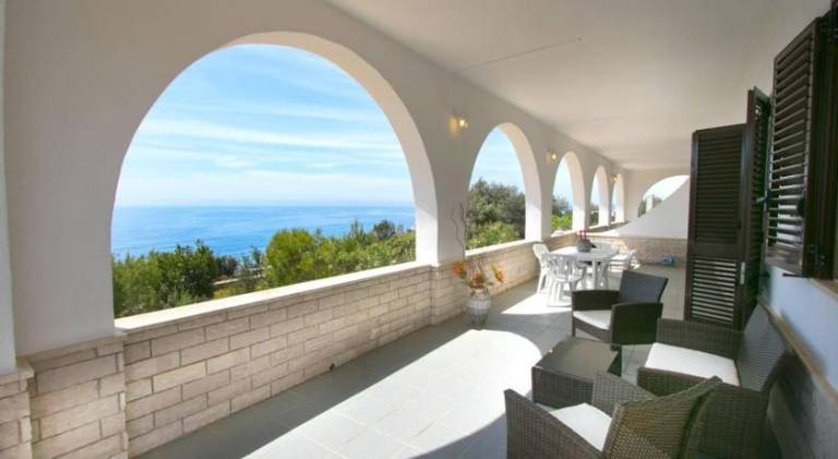 Vacation home with yard, grill & terrace in Patu