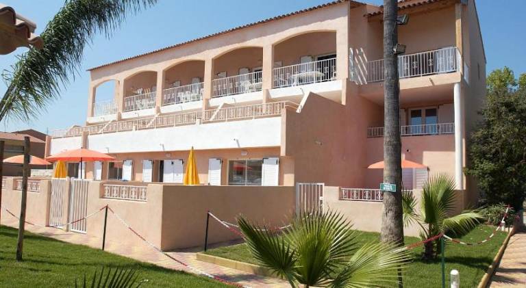 Serviced apartment with garden, private pool & patio | Close to the beach | Dogs allowed — photo 2