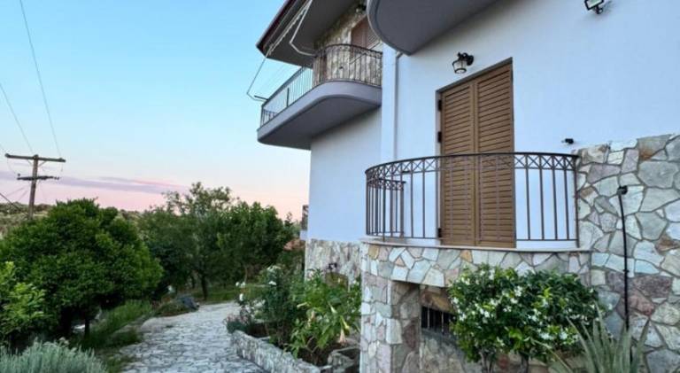 Villa with 4 rooms for 8 persons in Pylos-Nestoras