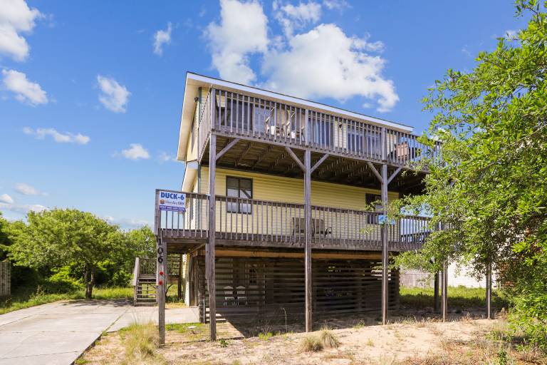 Vacation home with private pool, barbecue & jacuzzi | Water view — photo 2