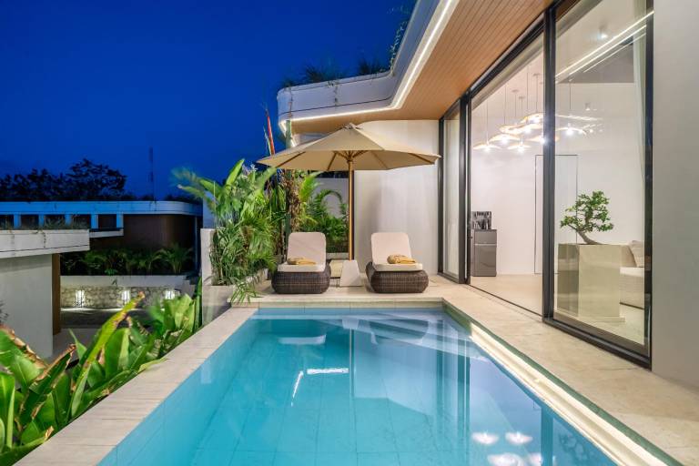 Villa with yard & pool — photo 3
