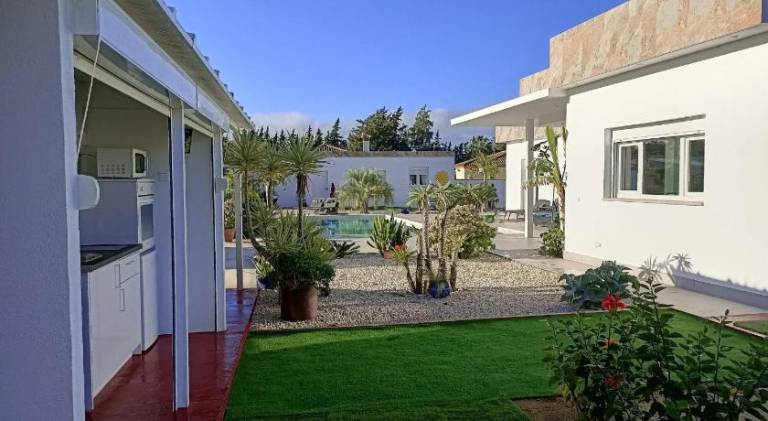 Fully equipped nice villa with terrace, private pool & yard | Perfect for remote work | Pets allowed — photo 3