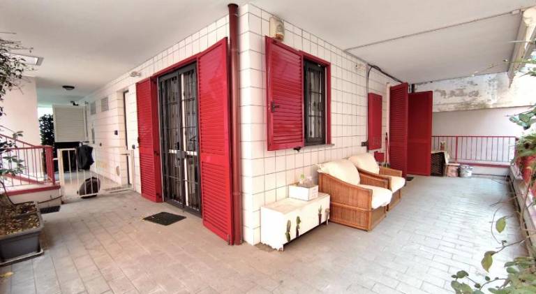Rental apartment with patio — photo 3