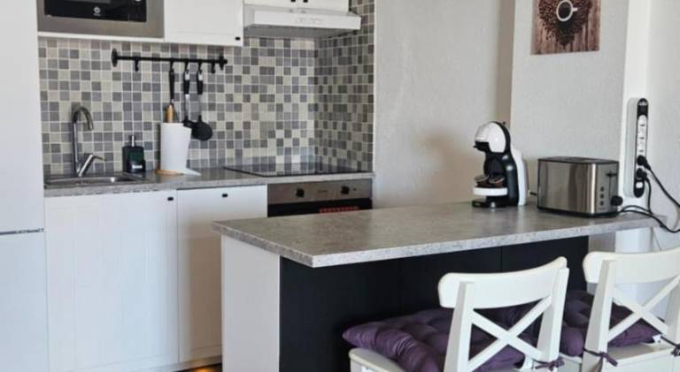 Fully equipped holiday apartment with patio & pool | Pets allowed — photo 5