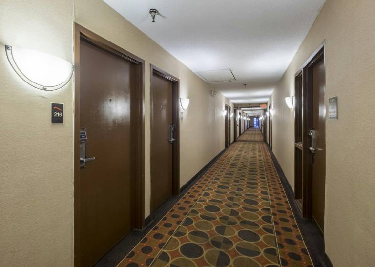 Red Roof Inn & Suites Cincinnati North - Mason — photo 5
