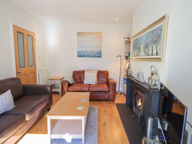 Cottage with garden — photo 4