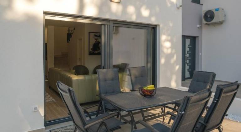 Villa with pool — photo 4