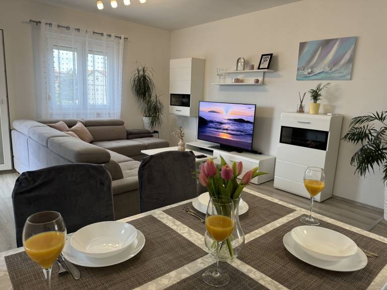 Holiday apartment with garden & barbecue | Garden view — photo 4