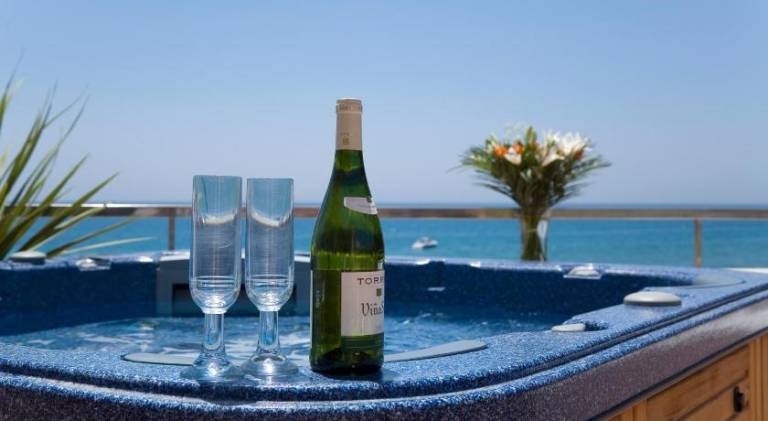 Holiday apartment with jacuzzi & pool in Estepona