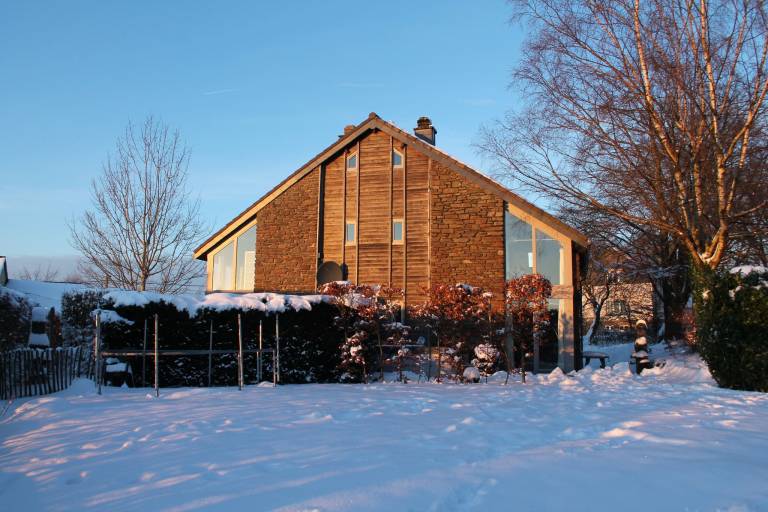 Vacation home with terrace, yard & hot tub — photo 4