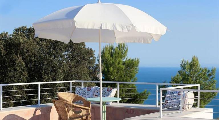 Holiday apartment with pool, patio & grill — photo 3