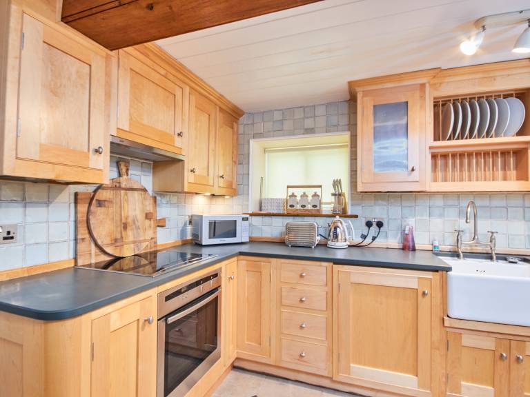 Cottage with BBQ & yard — photo 4