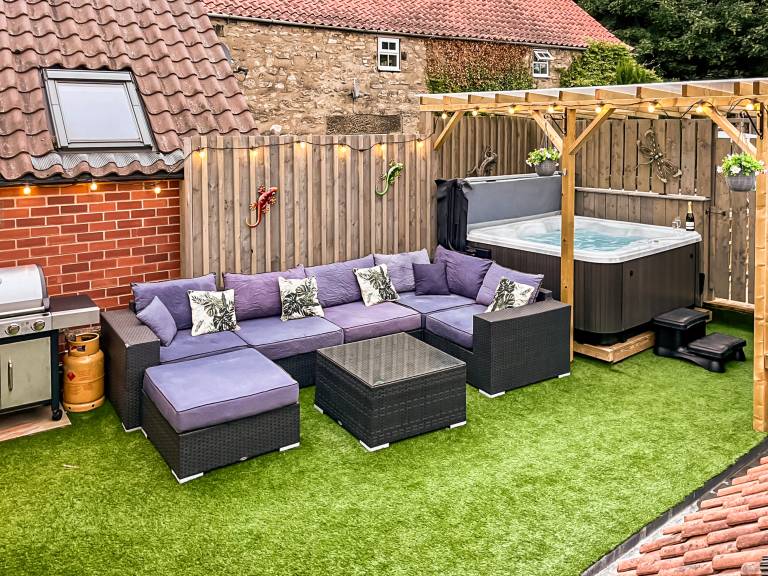 Children-friendly cottage with yard, barbecue & hot tub | Pet-friendly in Newbridge