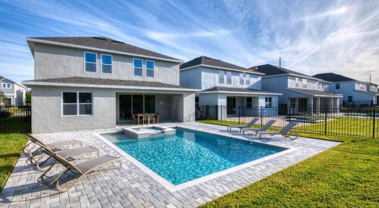 Vacation home with jacuzzi & pool — photo 3