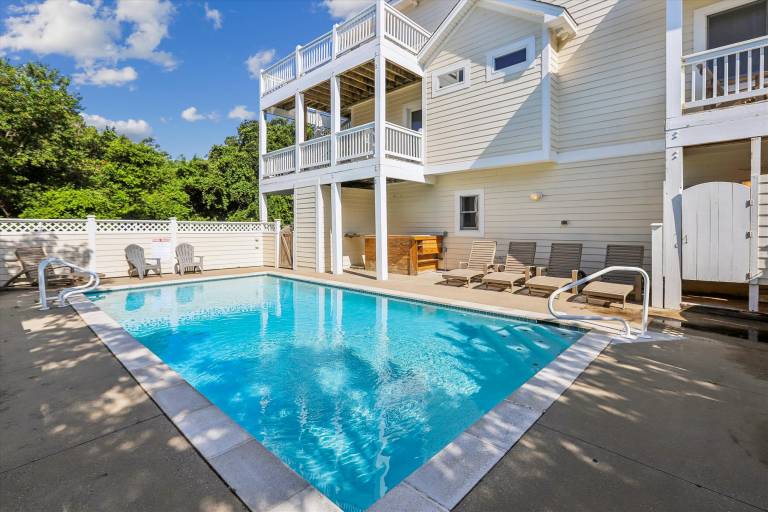 Vacation home with grill, hot tub & private pool — photo 2