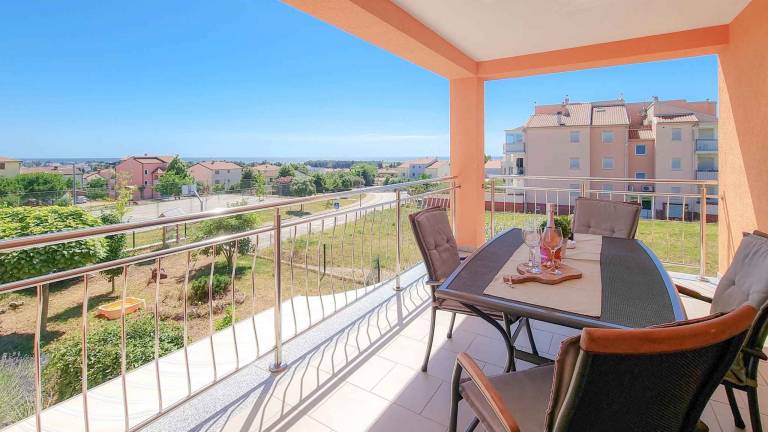 Holiday apartment with BBQ & yard | Pets allowed in Novigrad