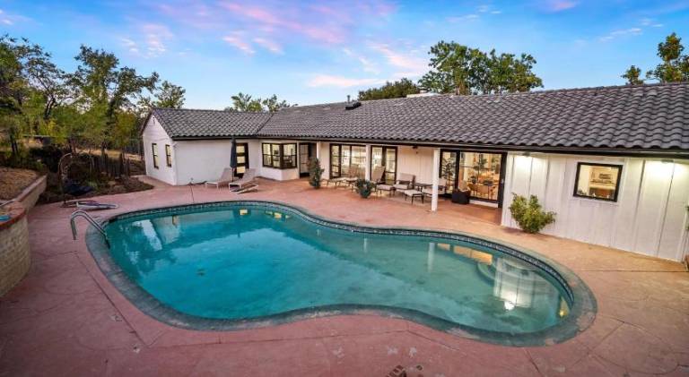 Ample vacation home with pool | Dogs allowed — photo 4