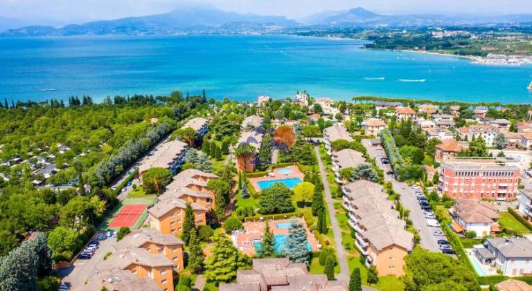 Holiday apartment with garden & pool | Next to the beach | Pet-friendly in Peschiera del Garda