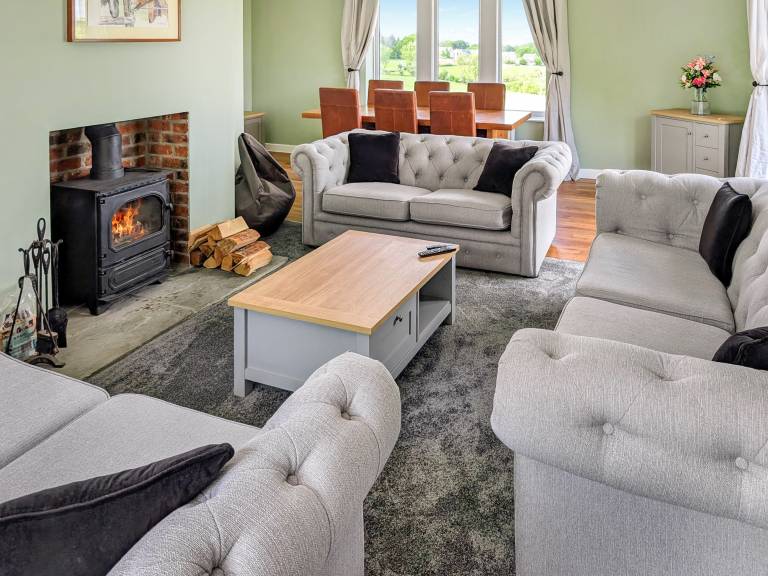 Family-friendly charming cottage with yard & hot tub | Pets are welcome — photo 3