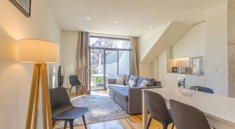 Pleasant holiday apartment with patio & garden | Next to São Bento Railway Station | Pet-friendly in Porto
